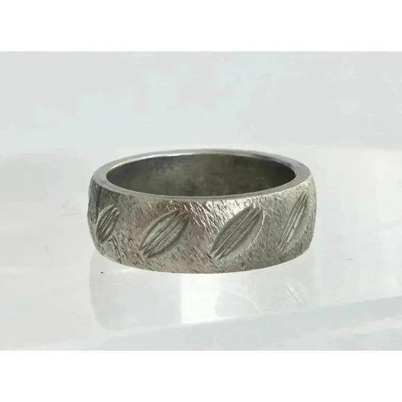 Vintage Silver Tone Textured Oblique Marked Band Style Unisex Ring - size 5.75 - Picture 2 of 6